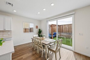 Dining - Sleeps ~12, 5 Bedroom 3 Bath Home in Lincoln CA (Lincoln)