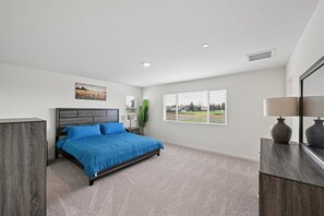 Een strijkplank/strijkijzer, internet, beddengoed