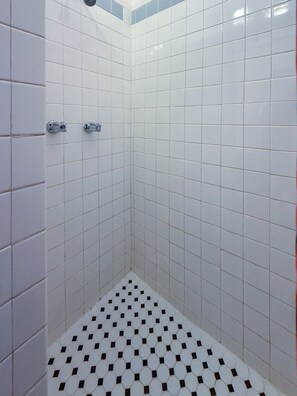 Secador de cabelo, toalhas de banho