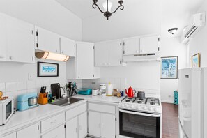 Frigorifero, microonde, forno, piano cottura