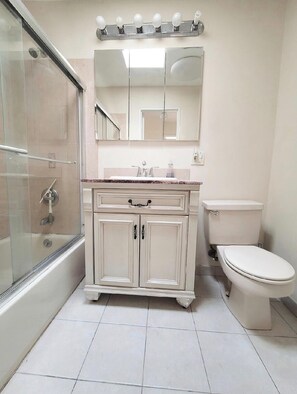 Secadora de cabello, toallas, papel de baño 