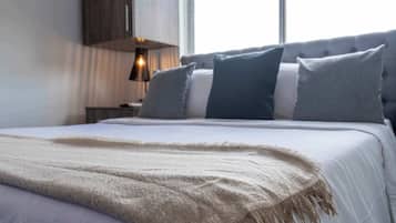 2 habitaciones, escritorio y tabla de planchar con plancha