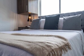 2 Schlafzimmer, Schreibtisch, Bügeleisen/Bügelbrett, Reisekinderbett