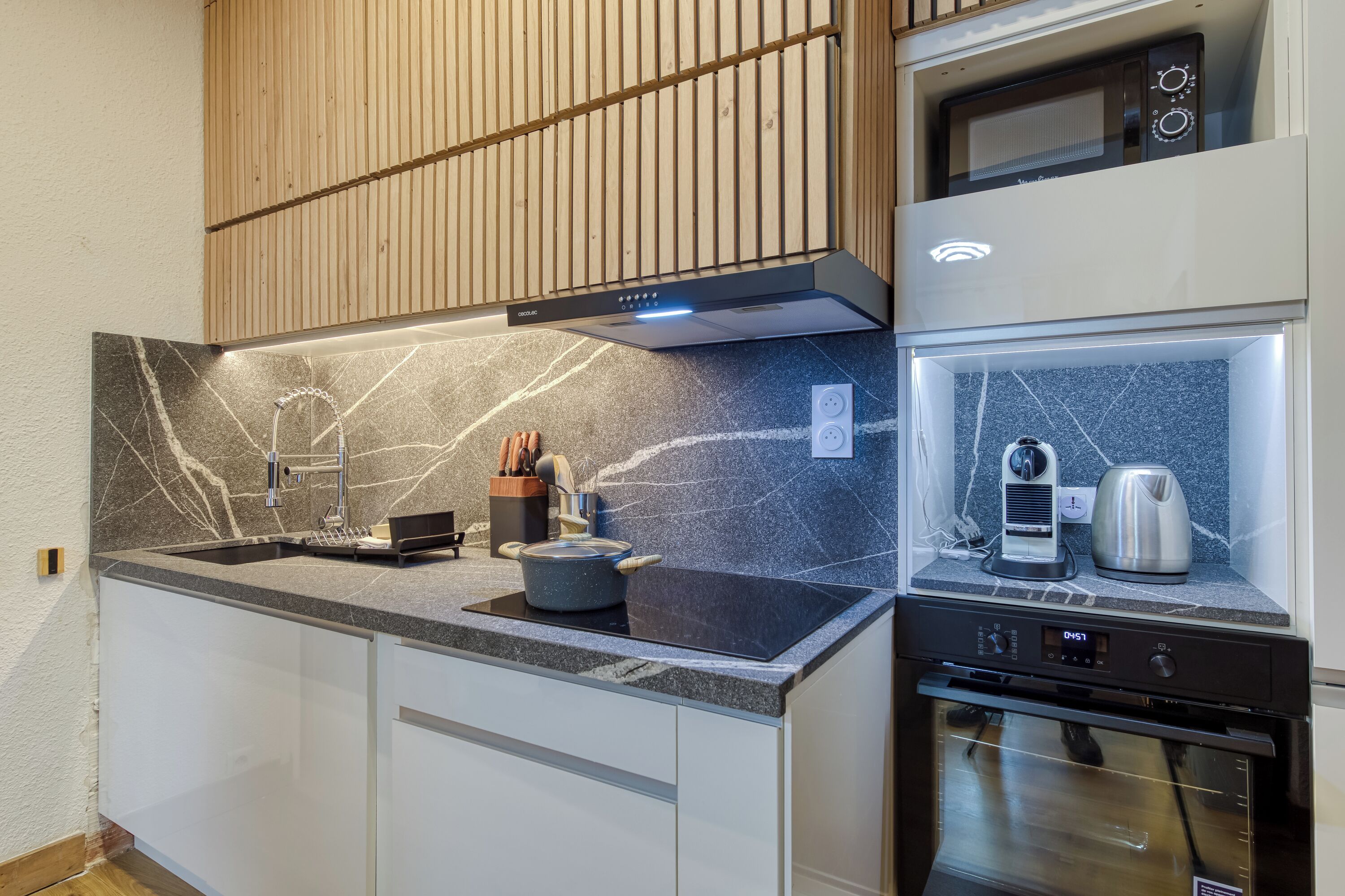 Coffee/tea maker, fridge, microwave, oven