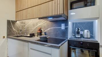 Coffee/tea maker, fridge, microwave, oven