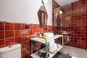 Bathroom - Deluxe 2-Bed | King Beds | Walkable Granada | 204 (Cali)