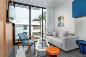 Living area - Deluxe 2-Bed | King Beds | Walkable Granada | 204 (Cali)