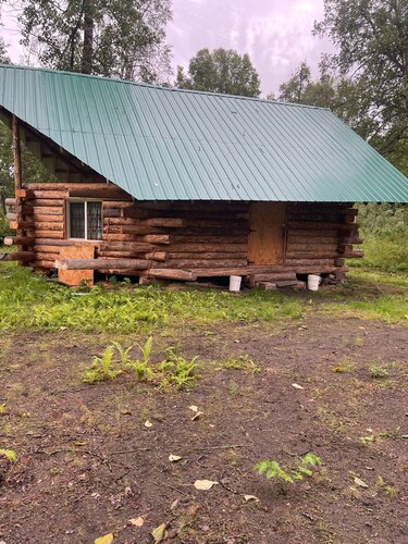Interior Alaska vacation getaway. Secluded 1 bedroom cabin next to the river.