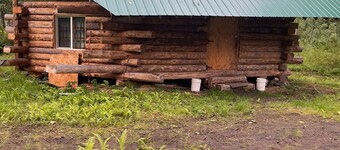 Interior Alaska vacation getaway. Secluded 1 bedroom cabin next to the river.