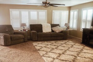 Living area - Desert Luxury with Mountain Views Near Sabino Canyon (Tucson)
