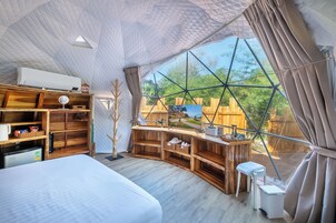 Quarto luxo, sacada, vista para o rio | Escrivaninha, Wi-Fi de cortesia