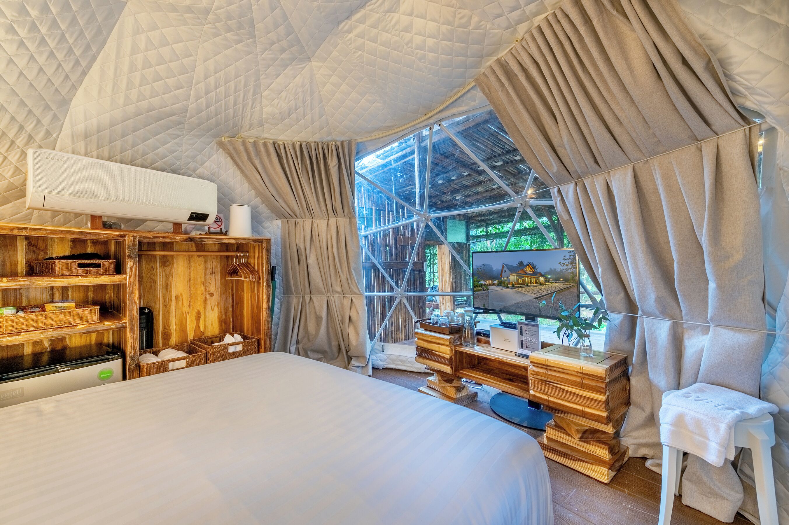 Deluxe Room, Balcony, Mountain View | Desk, free WiFi