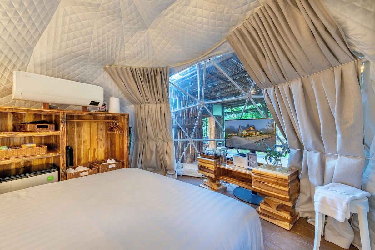 Deluxe Room, Balcony, Mountain View | Desk, WiFi (free)