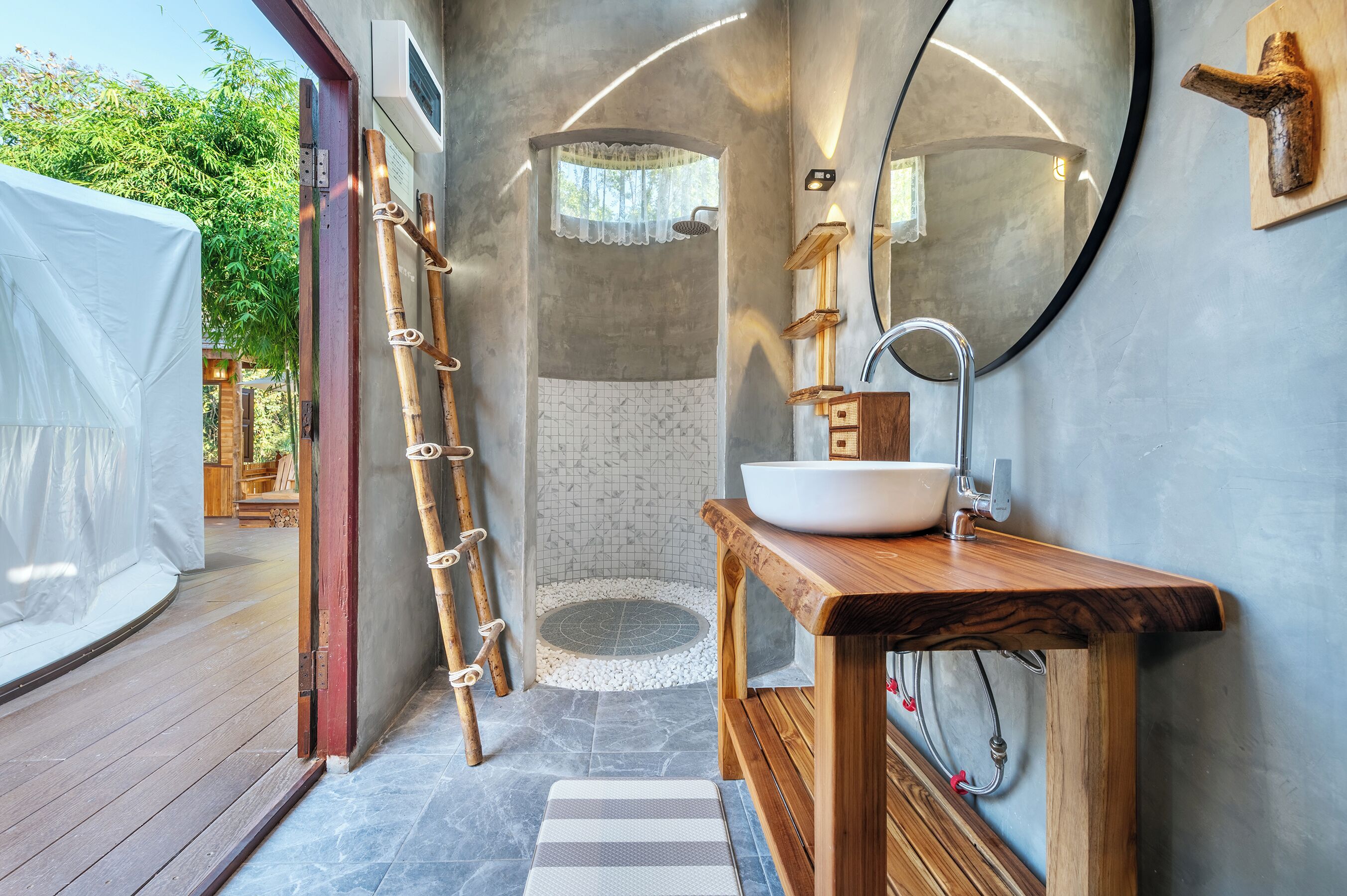 Camera Deluxe, balcone, vista fiume | Bagno | Doccia, asciugacapelli, asciugamani, carta igienica