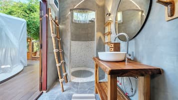 Camera Deluxe, balcone, vista fiume | Bagno | Doccia, asciugacapelli, asciugamani, carta igienica