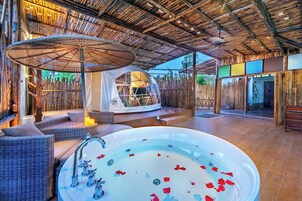 Quarto luxo, sacada, vista para a montanha | Spa