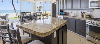 Beautiful 4 bdm Ocean Front Condo at Vivo Resorts