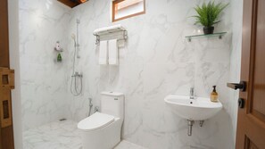 Cottage Tiêu chuẩn | Phòng tắm | Buồng tắm vòi sen, khăn tắm, xà phòng, dầu gội 