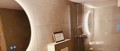 Douche, séchoir à cheveux, serviettes fournies, savon