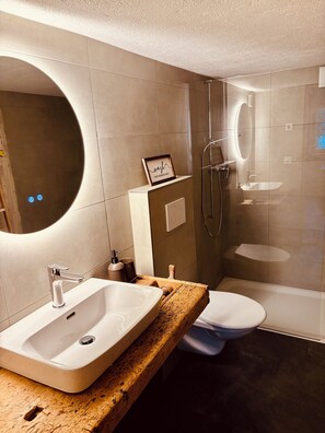 Suihku, hiustenkuivaaja, pyyhkeet, saippua