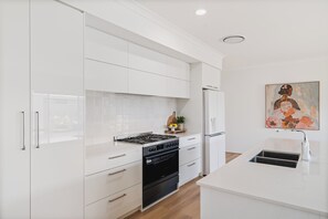 Private kitchen - Brand New Retreat with Cubby house (Geographe)
