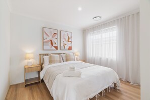 4 slaapkamers, een strijkplank/strijkijzer, internet, beddengoed