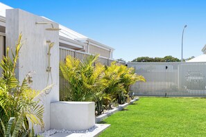 Property grounds - Brand New Retreat with Cubby house (Geographe)