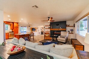 Smart TV, fireplace, video games, books - Stardust Borrego — Movie Lounge + Bar • Fire Pit • AC • Pet-Friendly Retreat (Borrego Springs)