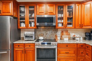 Fridge, microwave, oven, stovetop - Stardust Borrego — Movie Lounge + Bar • Fire Pit • AC • Pet-Friendly Retreat (Borrego Springs)