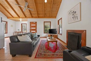 Televisión y chimenea 