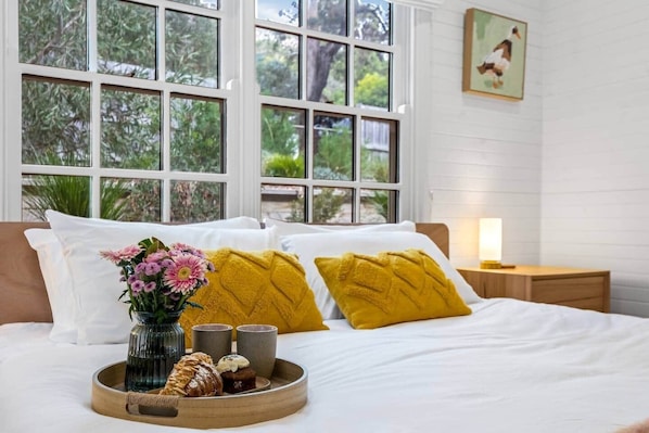 4 bedrooms, iron/ironing board, WiFi, bed sheets