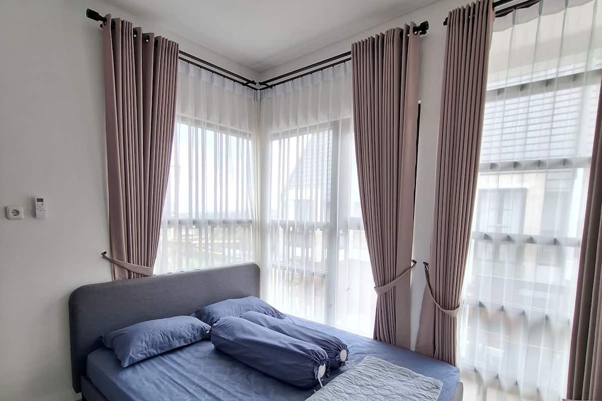 Escritorio, espacio para trabajar con laptop y wifi gratis