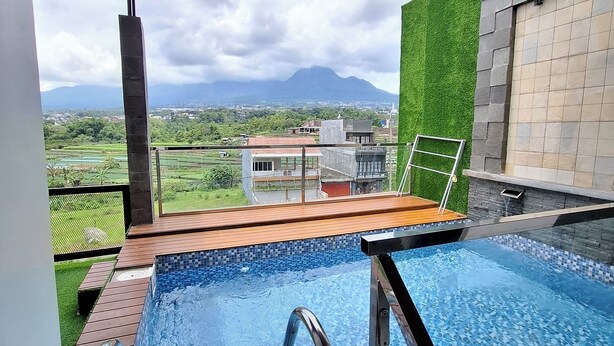 A swimming pool with a view of a mountainous landscape. - Athara Residence (Batu)