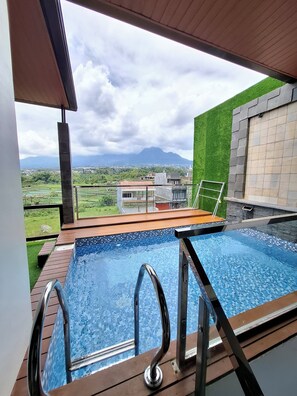 Ein Pool mit Blick auf eine gebirgige Landschaft.