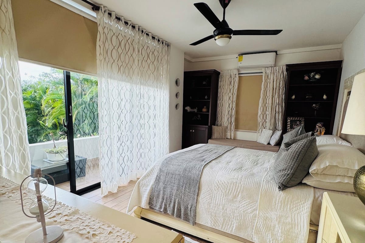 Luxury Villa | Iron/ironing board, free WiFi, bed sheets