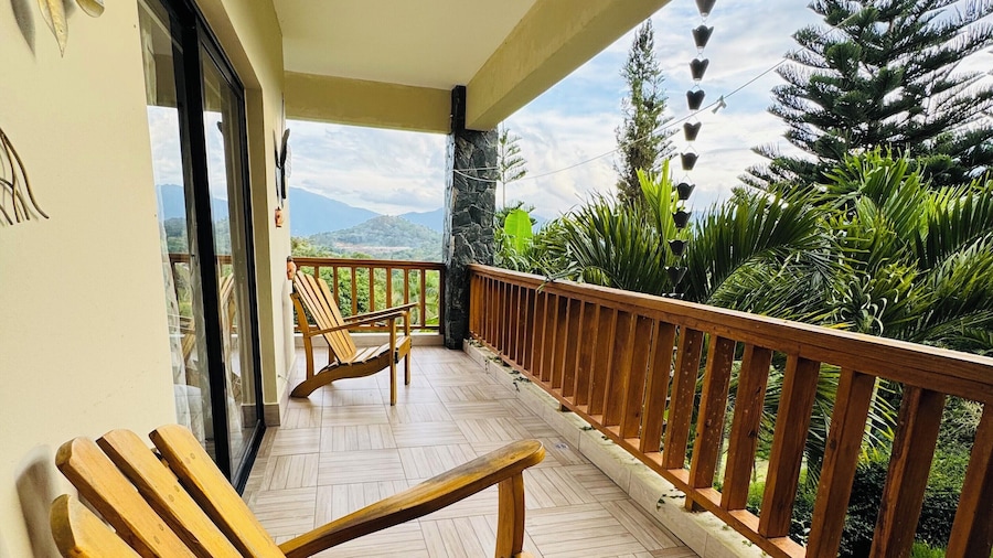 Luxury Mountain Villa w Pool & Fire Pits