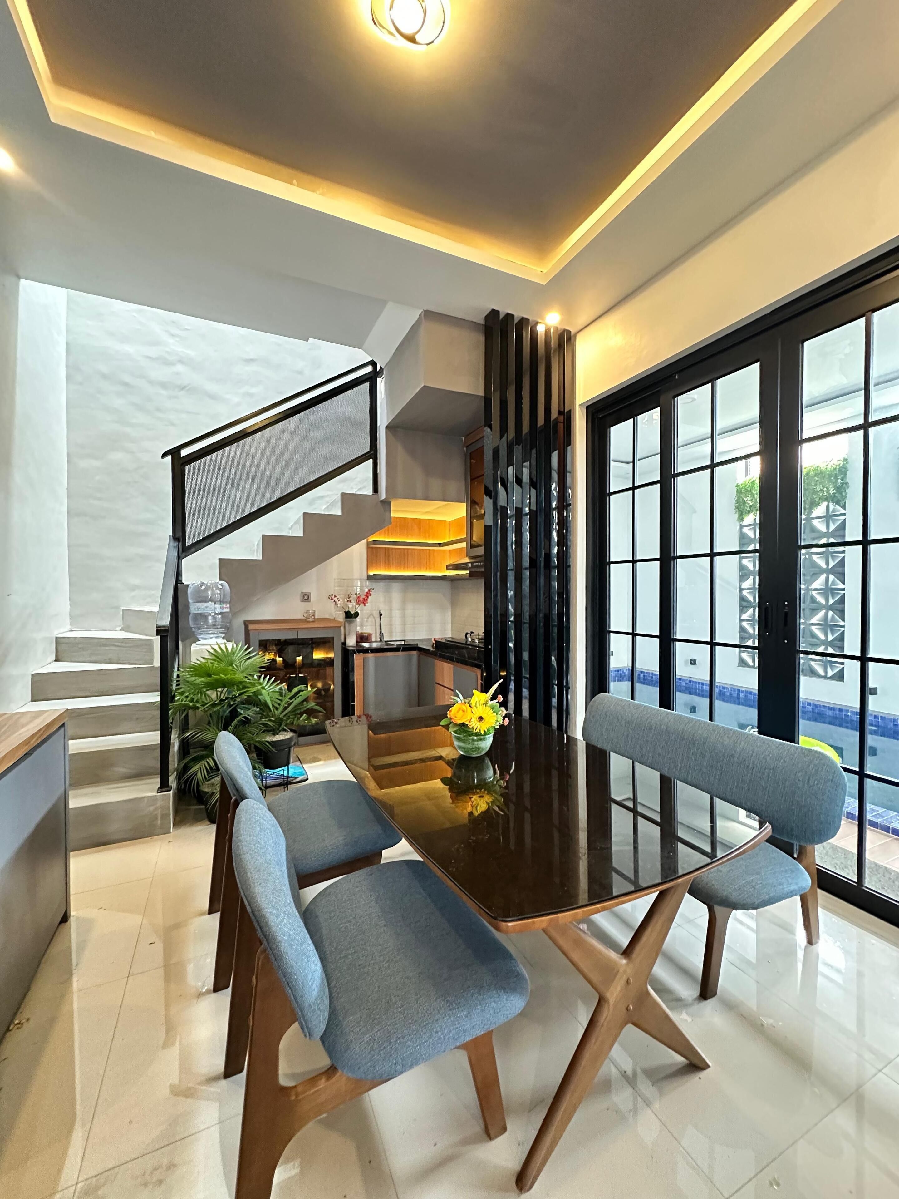 Family Villa, 4 Bedrooms | Dining