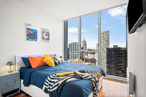 3 bedrooms, iron/ironing board, travel cot, WiFi - 3BR Retro CBD Retreat • Pool, Views & Free Parking (Melbourne)
