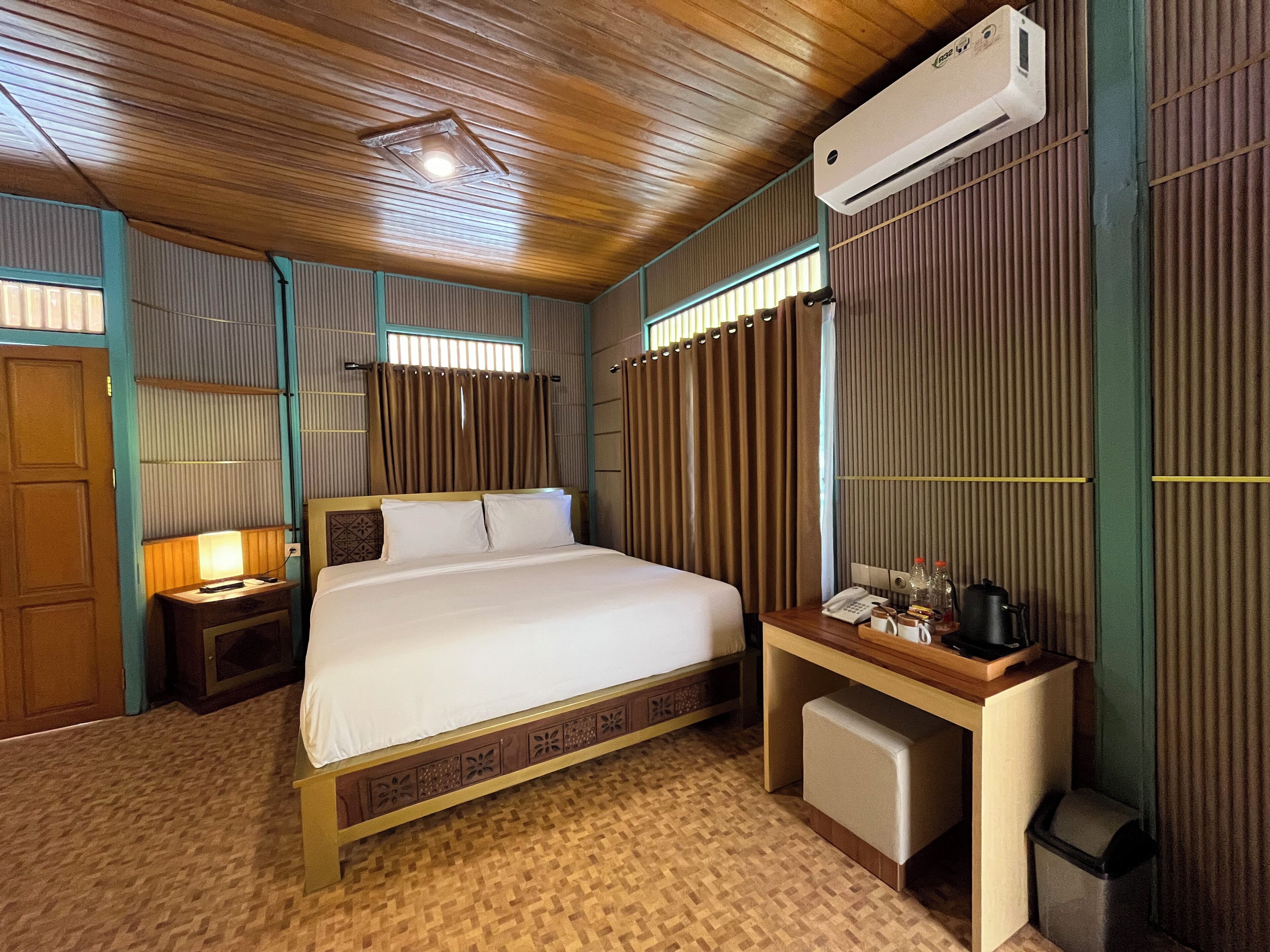 Deluxe Double Room, Garden View | Desk, blackout curtains, soundproofing, iron/ironing board