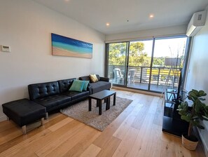 TV - Balwyn Bright Beauty|Balcony|Parking|Walk to Shops (Balwyn North)