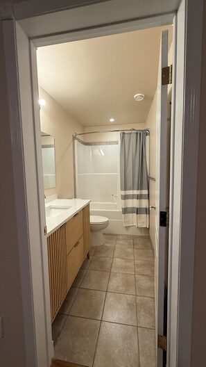 Secador de pelo, toallas, jabón y champú