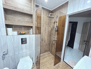 Douche, sèche-cheveux, serviettes fournies, savon