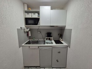 A compact kitchenette with a microwave, coffee maker, and a small refrigerator. - 1-bedroom, Wi-Fi, walking distance to the beach (ST MANDRIER SUR MER)