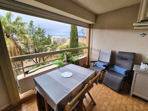 Outdoor dining - 1-bedroom, Wi-Fi, walking distance to the beach (ST MANDRIER SUR MER)