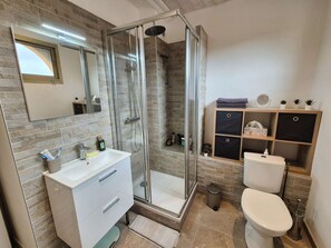 Bathroom - 1-bedroom, Wi-Fi, walking distance to the beach (ST MANDRIER SUR MER)
