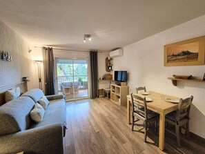 Living area - 1-bedroom, Wi-Fi, walking distance to the beach (ST MANDRIER SUR MER)