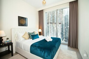 4 bedrooms, in-room safe, iron/ironing board, free WiFi - Skyline Burj  Views at Forte Tower 2, Walk to Dubai Mall, Sleeps 12 (Dubai)