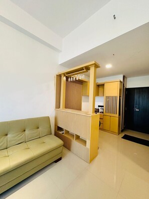 Living area - Cozy 1-bedroom apartment in peaceful Negombo with AC (negombo)