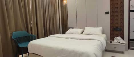 經典雙人房 | 書桌、免費無線上網