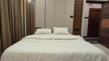 Quarto casal clássico | Escrivaninha, Wi-Fi de cortesia